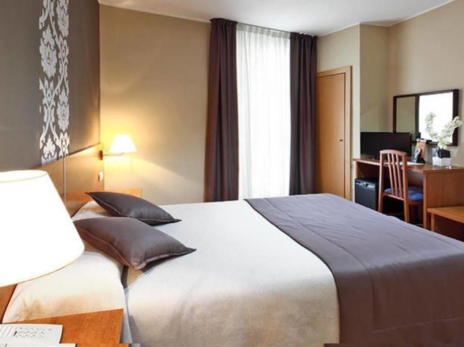 Hotel Catalunya Barcellona Esterno foto